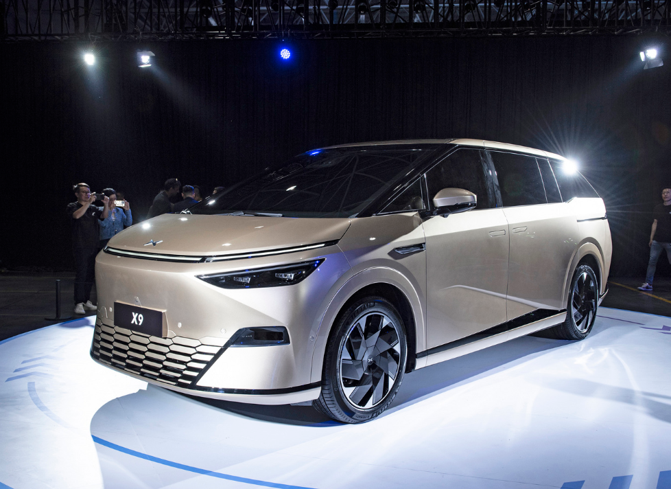 小鵬X9，車長(zhǎng)超5米2，后輪可轉(zhuǎn)向，座椅可電動(dòng)放倒