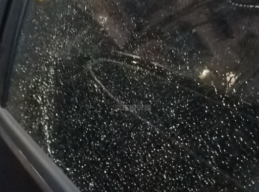 车辆左后门玻璃自然爆裂，4S店拒赔引发质量和售后服务争议