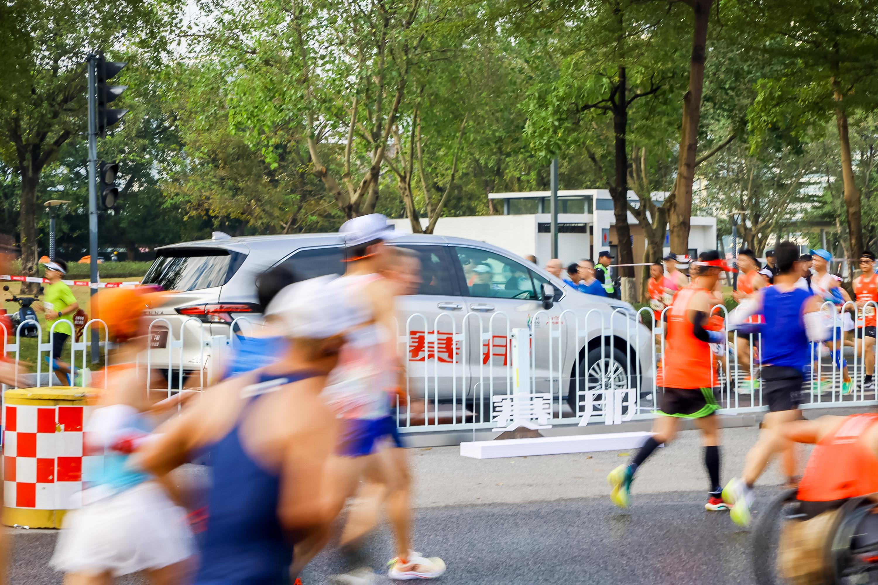 2023年廣州馬拉松開跑，這家本地車企實(shí)力搶鏡！