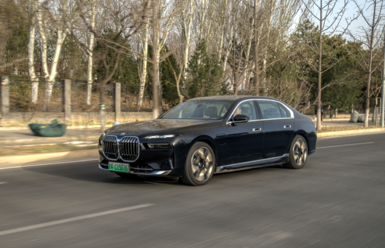 新时代豪华旗舰标杆该如何定义？体验过创新纯电动BMW i7就明白了