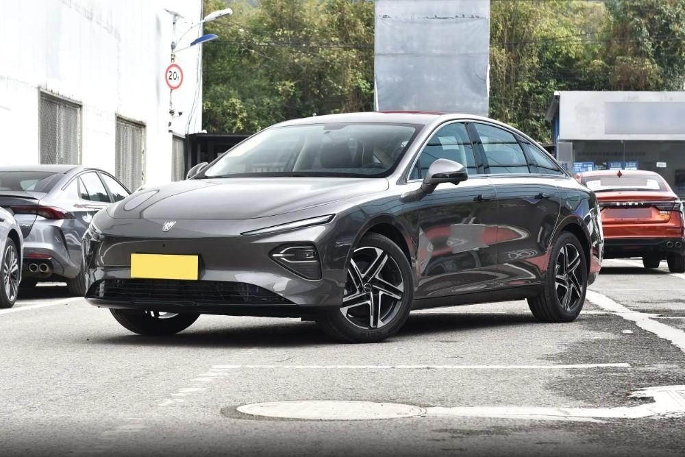 實(shí)拍榮威D7 EV，續(xù)航可達(dá)610km，值得入手嗎？