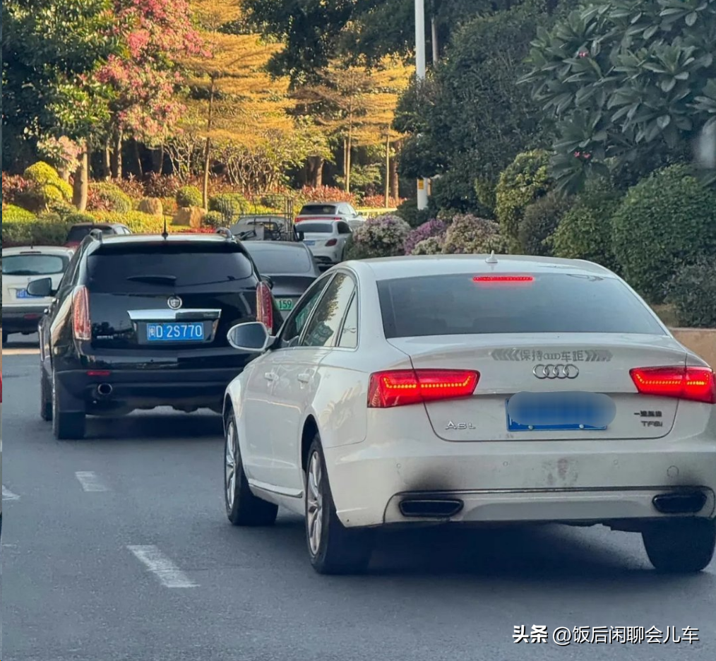 路上偶遇臺(tái)排氣管冒黑煙的奧迪A6L，車友驚呼：奧迪燒柴油啦？