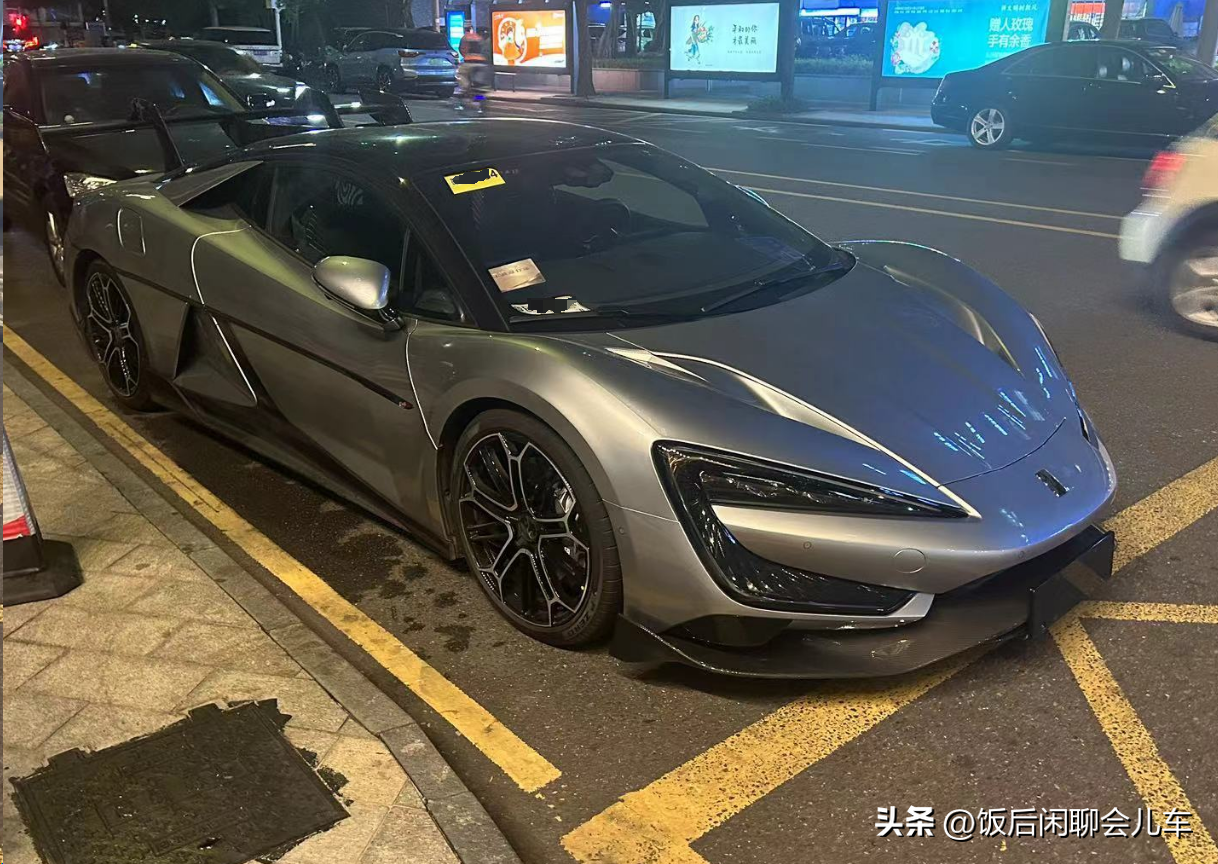 街邊偶遇臺超跑，離近一看才發(fā)現(xiàn)是國產(chǎn)車，現(xiàn)在國產(chǎn)車這么帥嗎？
