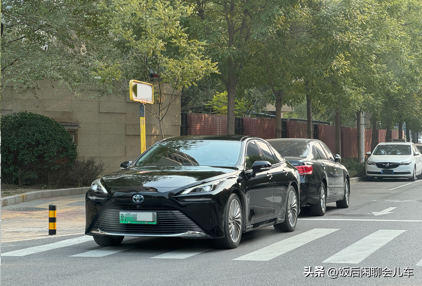 街边偶遇一台京绿牌丰田Mirai，仅0.81度电池，却有781公里的续航