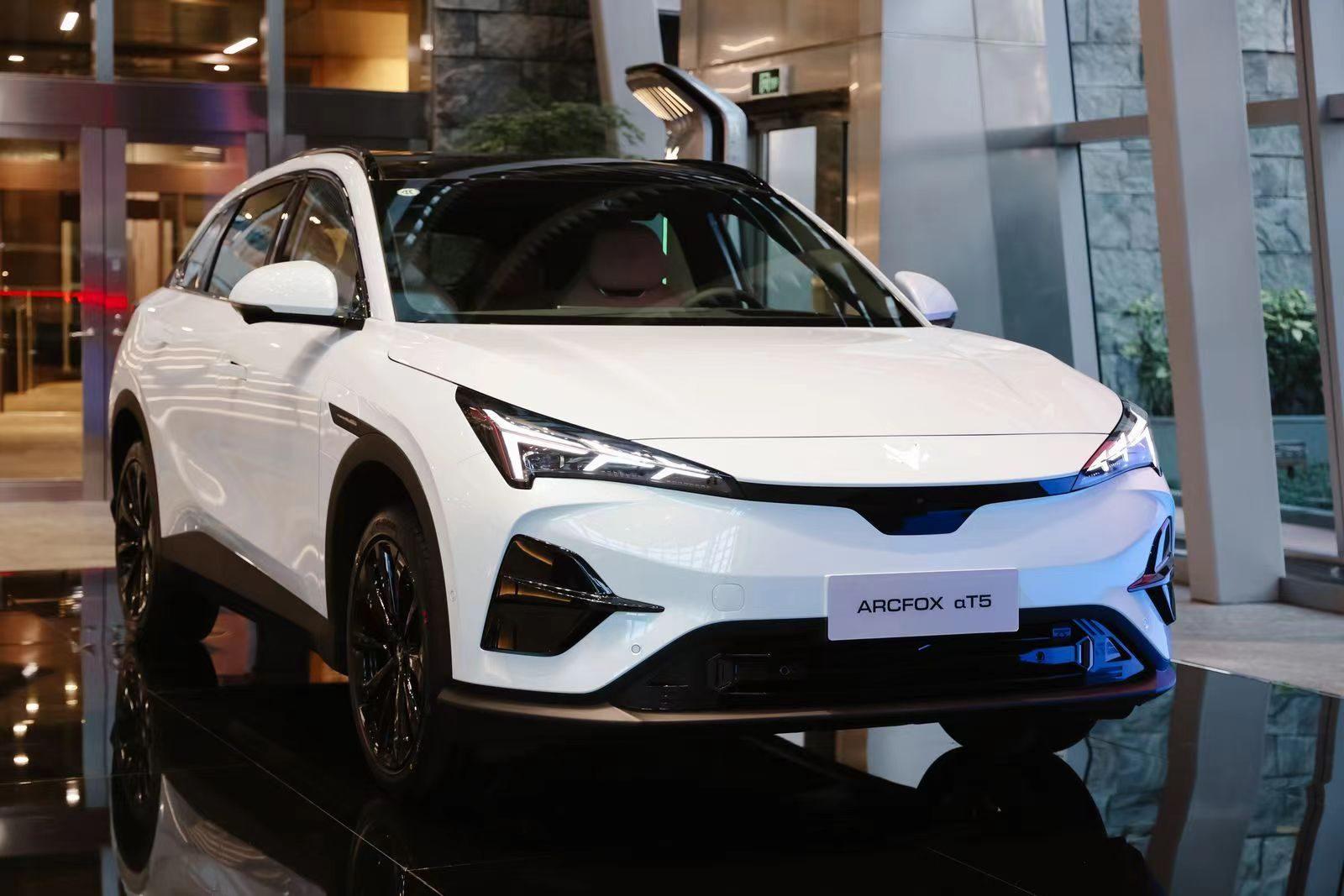 中国汽车市场卷来卷去，极狐阿尔法T5以亲民价格普及新能源汽车