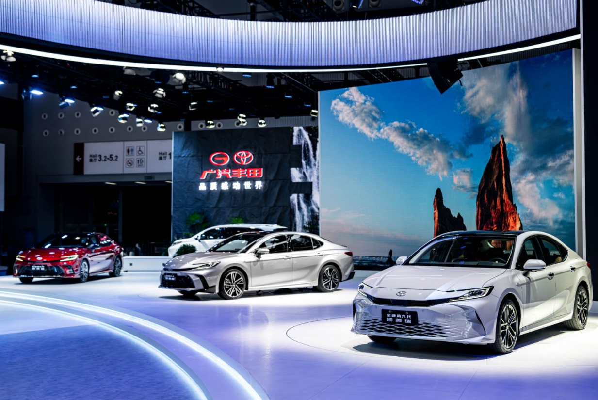 丰田凯美瑞全新升级，油电混动版最低预售18.18万，性价比超高