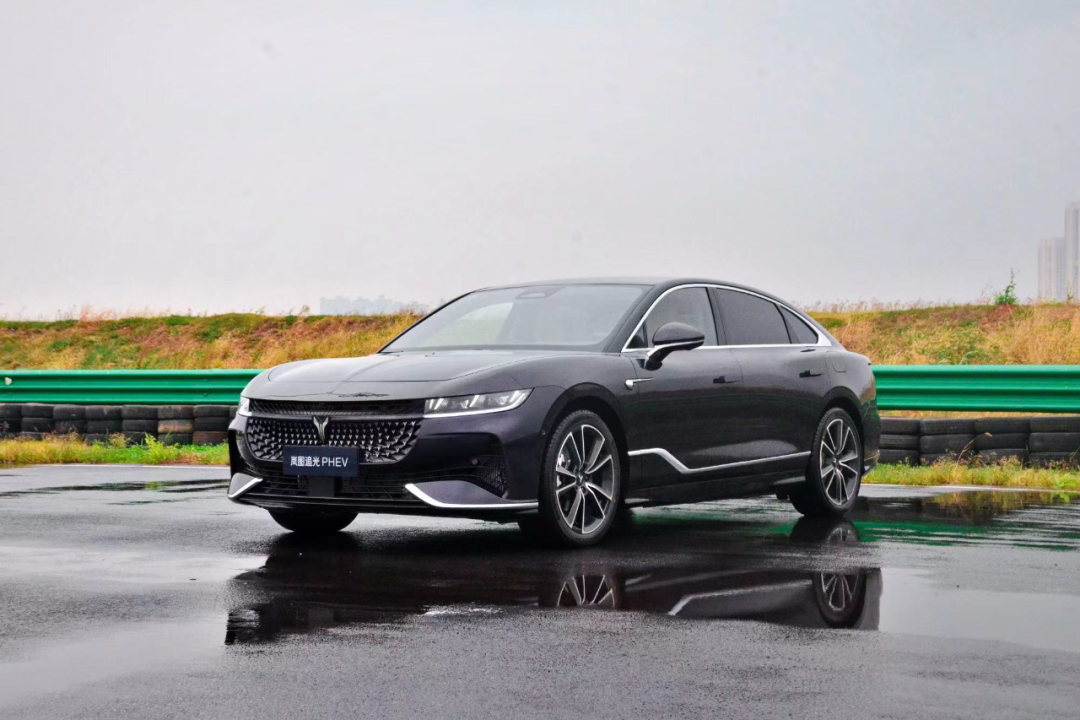 滿配不到30萬，5米級別中大型轎車：試駕嵐圖追光PHEV