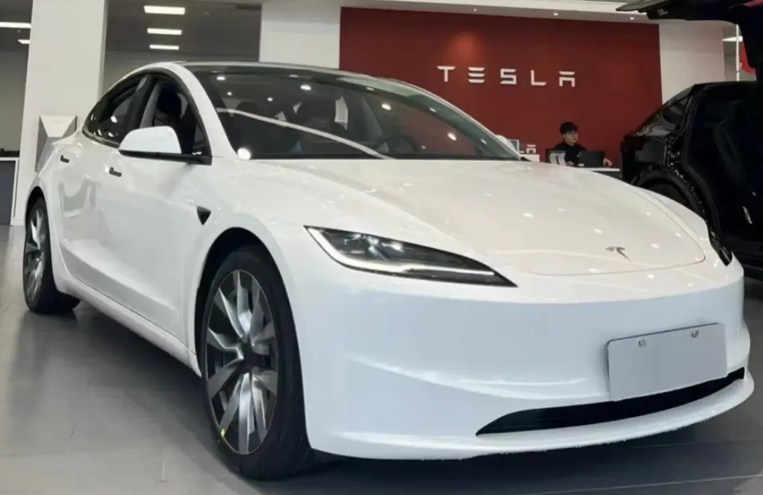 特斯拉Model 3功能解讀,導航實用性高,便利進出如何使用