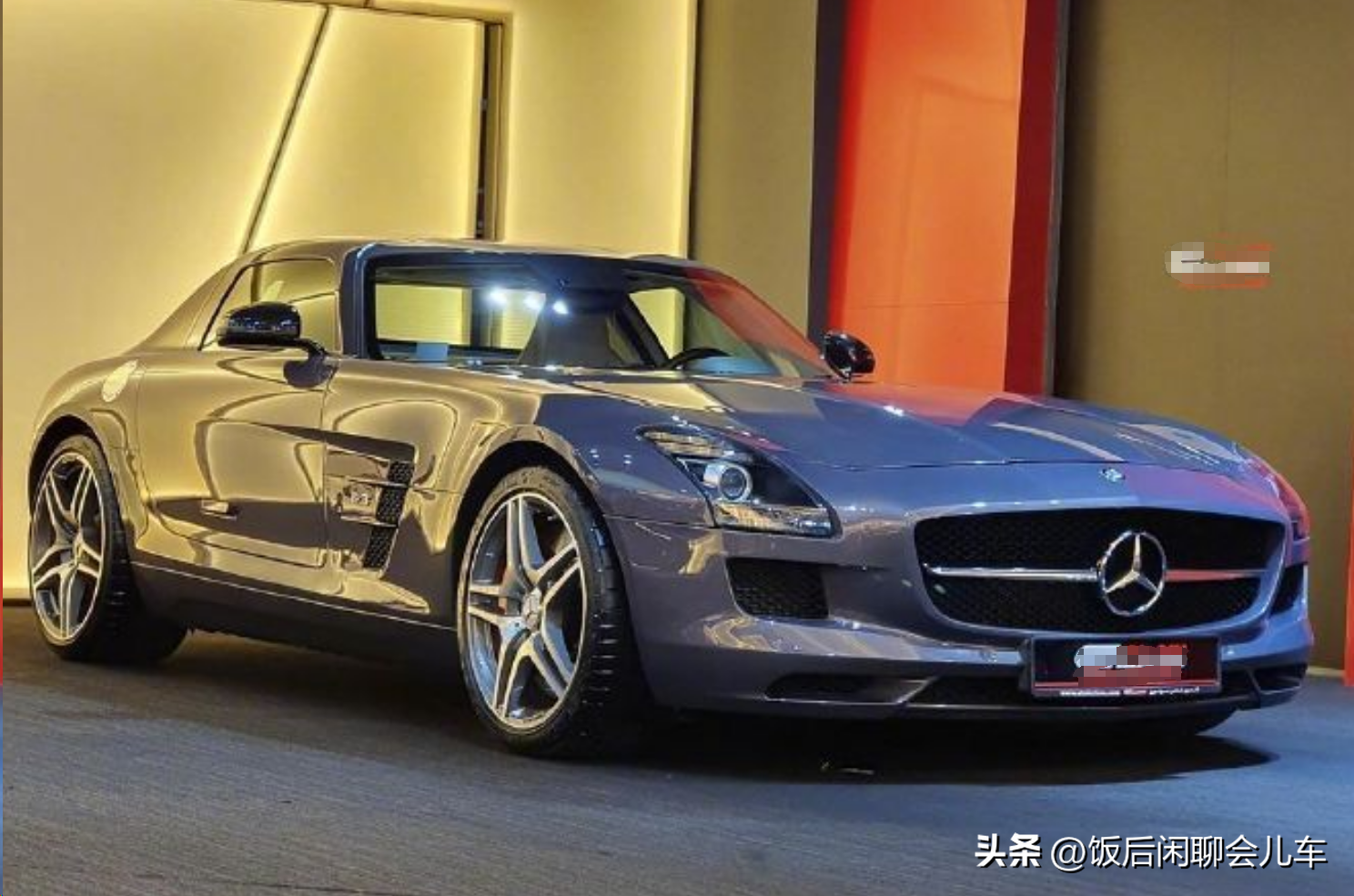 奔驰SLS AMG，车友感叹：大自吸绝唱，鸥翼门打开的那一刻心动了！