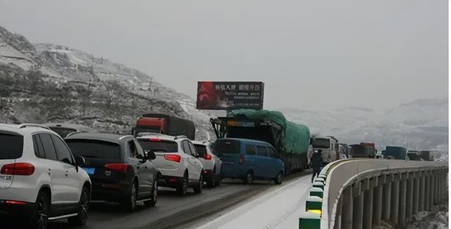 湖北高速暴雪中的燃油車與電動車現(xiàn)狀