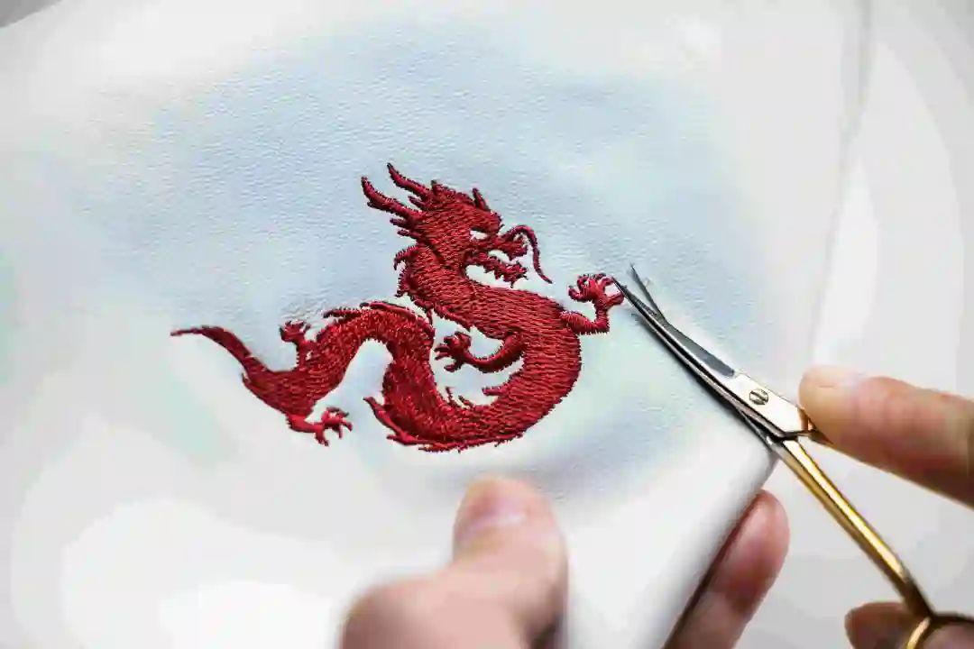 有龙的劳斯莱斯够应景吧？