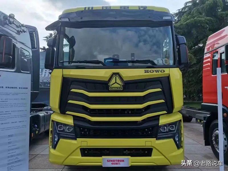 靓丽的“大黄蜂” 近看重汽豪沃MAX轻奢版6×4牵引车