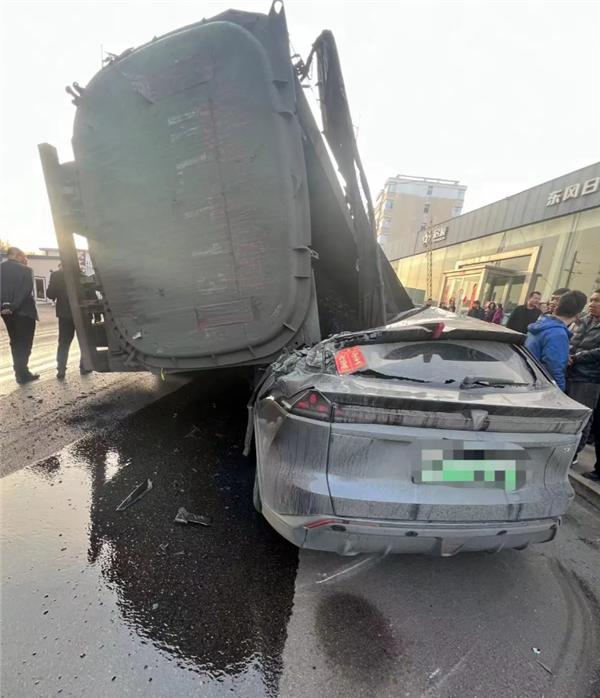 深藍S7被49噸煤車側翻壓頂，車內3人平安，網友熱議！