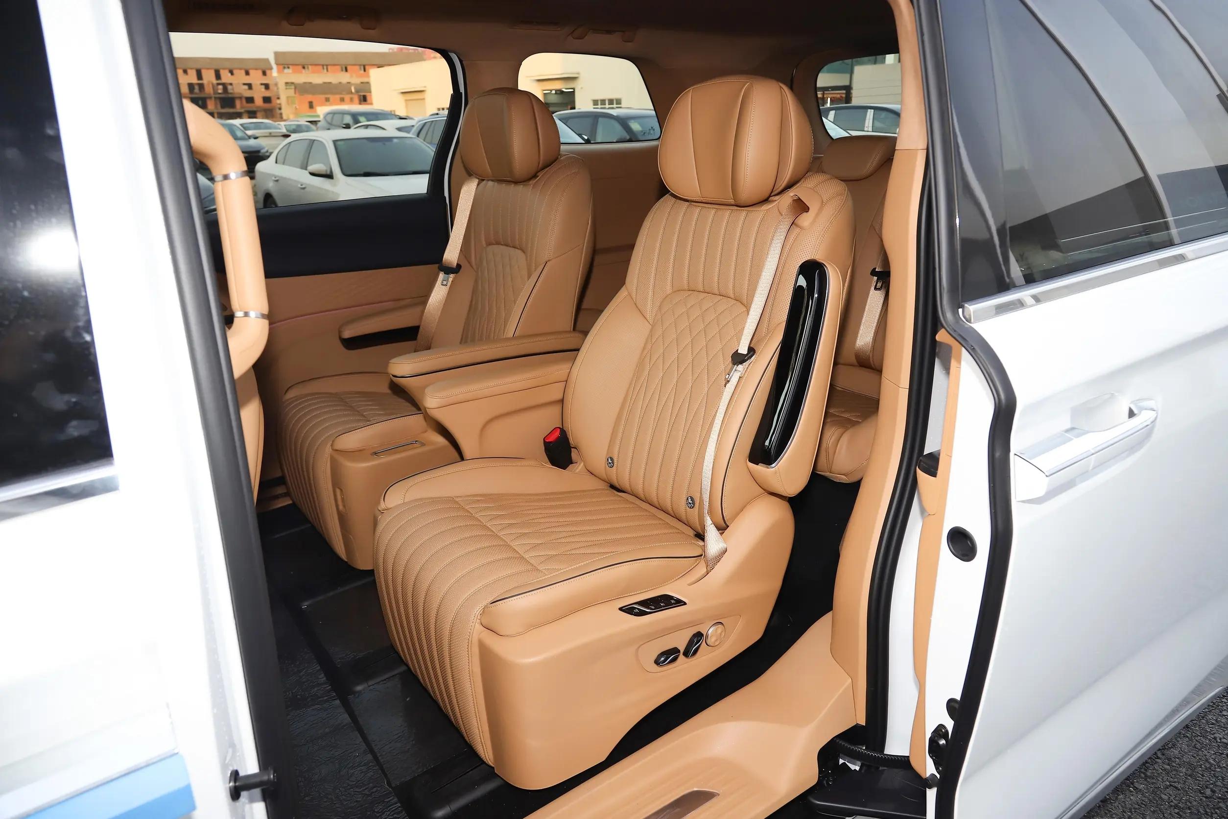 岚图梦想家 EV新增车型上市，降价3-5万元，售价33.99-41.99万元