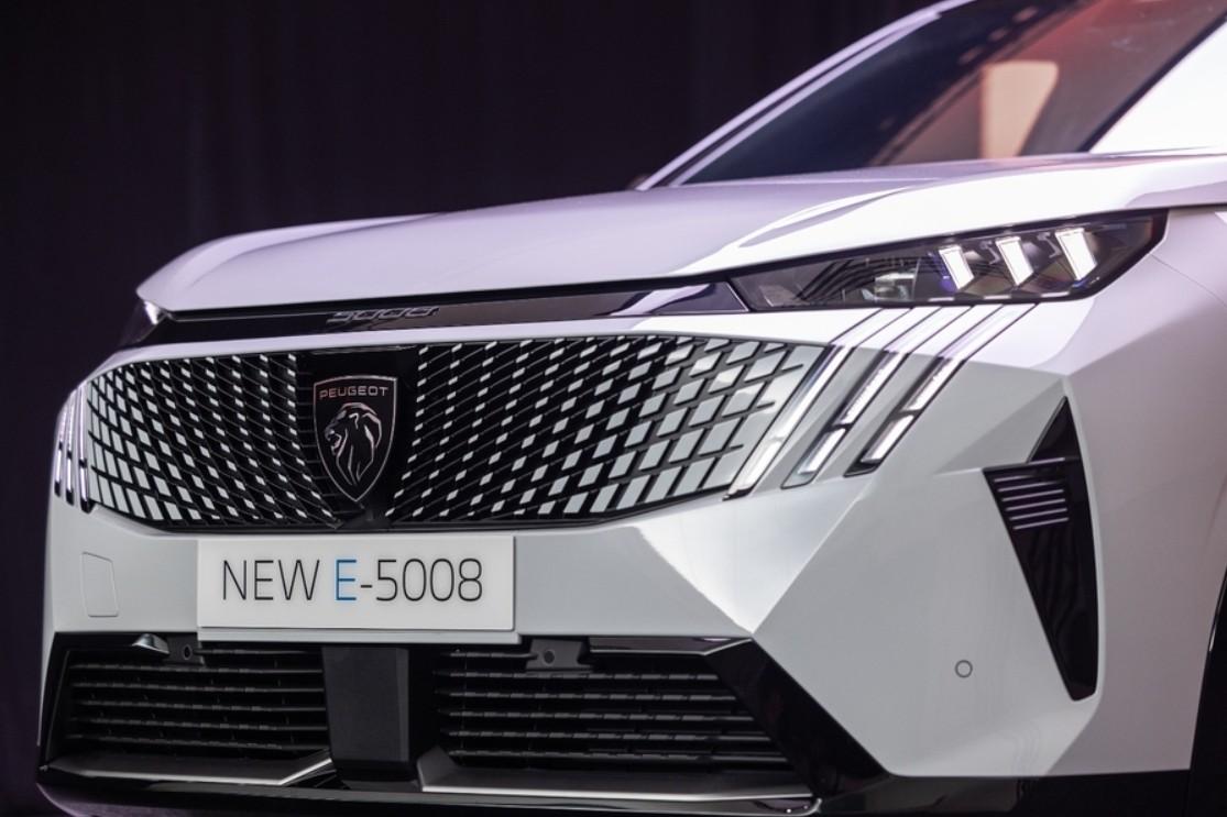 2025款标致E-5008，纯电7座SUV，660km纯电续航