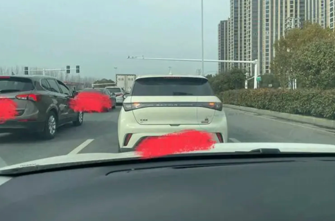 “剎車燈”設(shè)計(jì)得越來越小，“好看”真的比“安全”更重要？