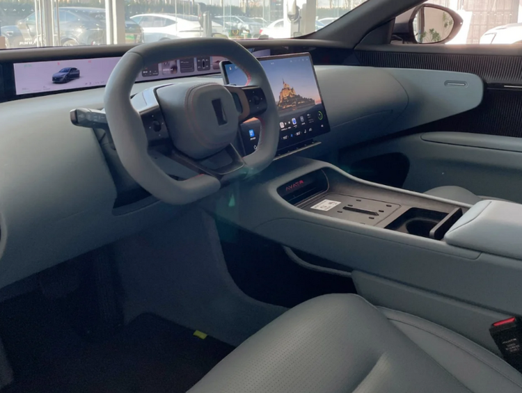 纯电中大型轿车推荐：新款阿维塔12，运动属性加持，售价有诚意