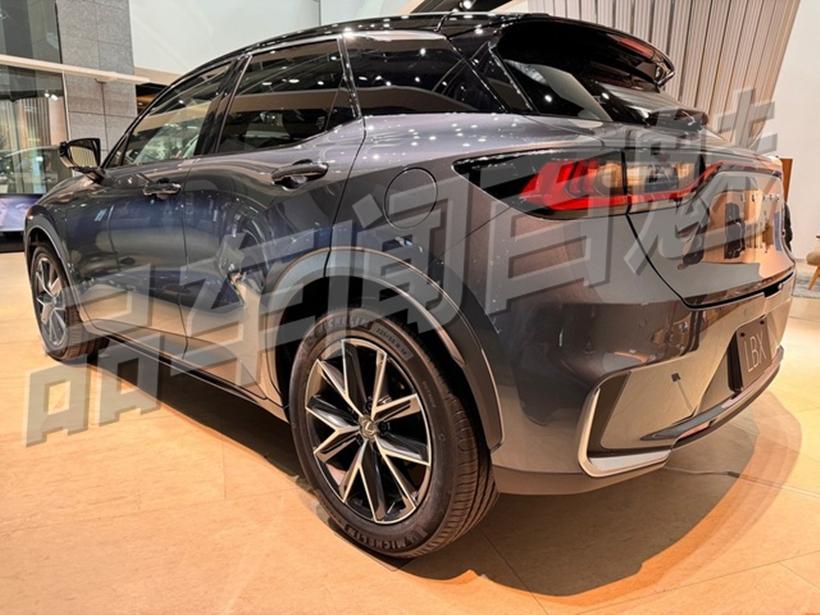 最便宜的雷克萨斯SUV！全新雷克萨斯LBX实拍，搭载1.5升三缸混动