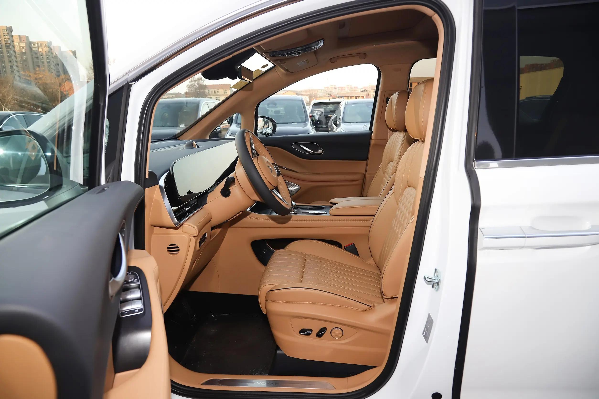 岚图梦想家 EV超长续航卓越版上市，续航650公里，售价38.99万元