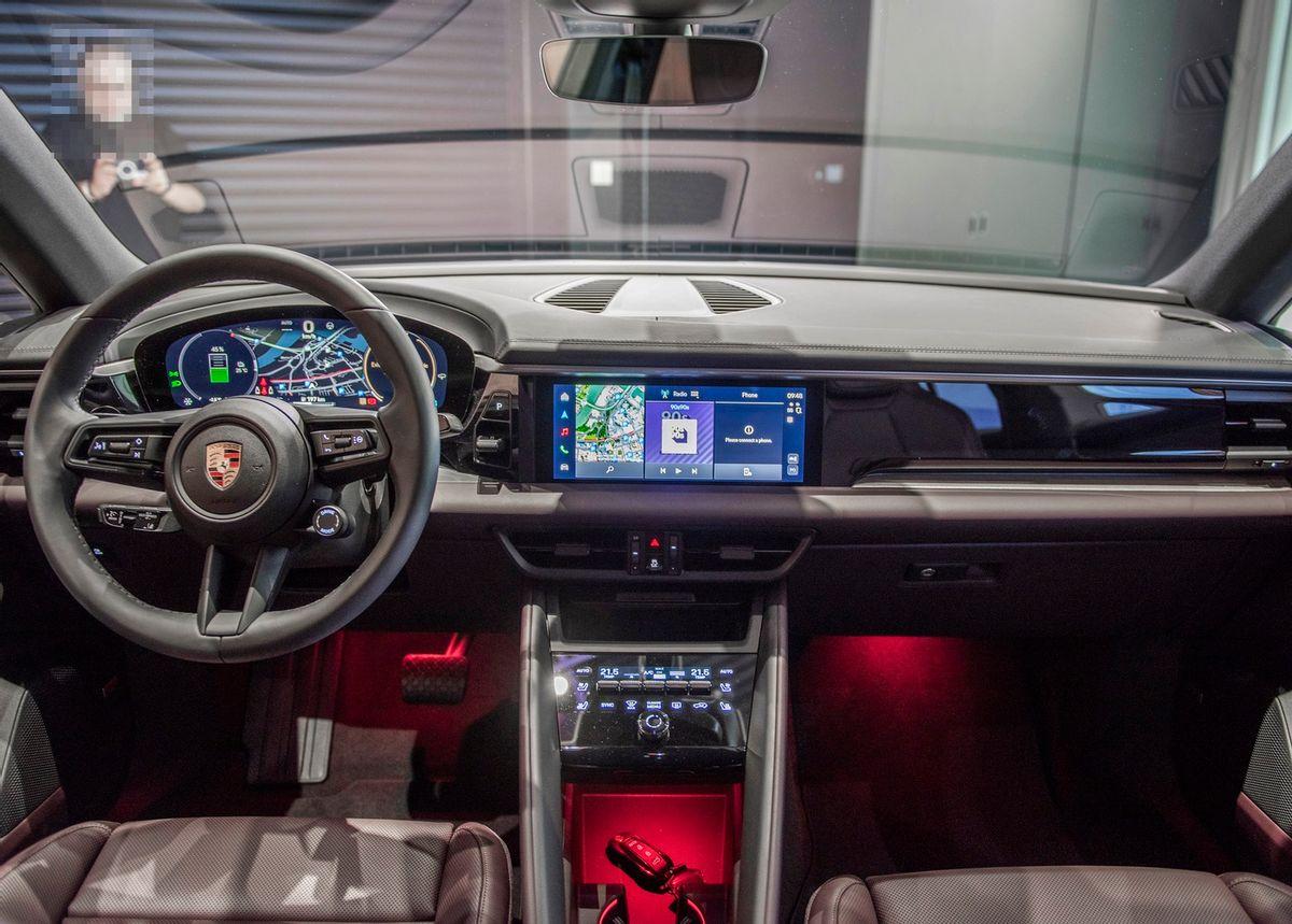 保时捷首款纯电SUV，Macan EV实拍图！续航613km，北京车展上市