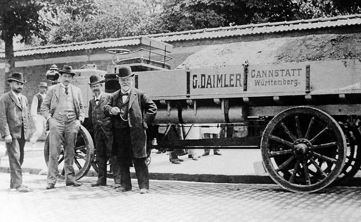 细说历史上的第一辆卡车】 在工业革命的鼎盛时期