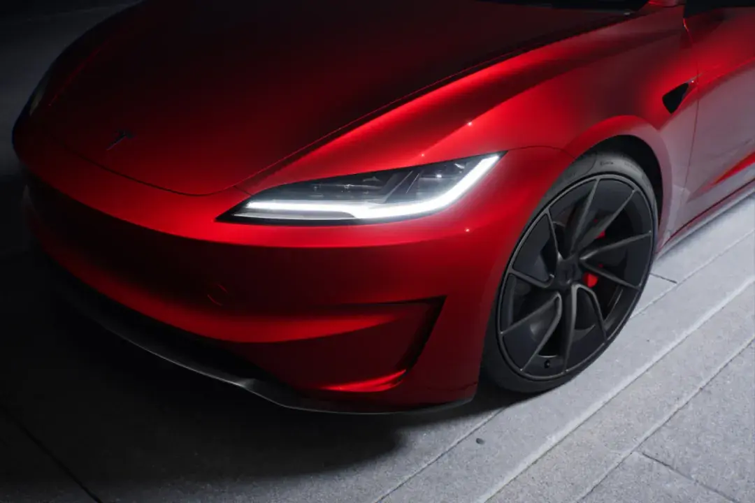 特斯拉发布第一季度财报、开售焕新版高性能Model 3