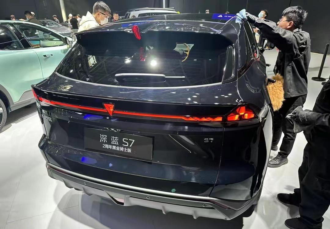 配色显个性，深蓝S7两周年黑金骑士版实车现身，将于北京车展亮相