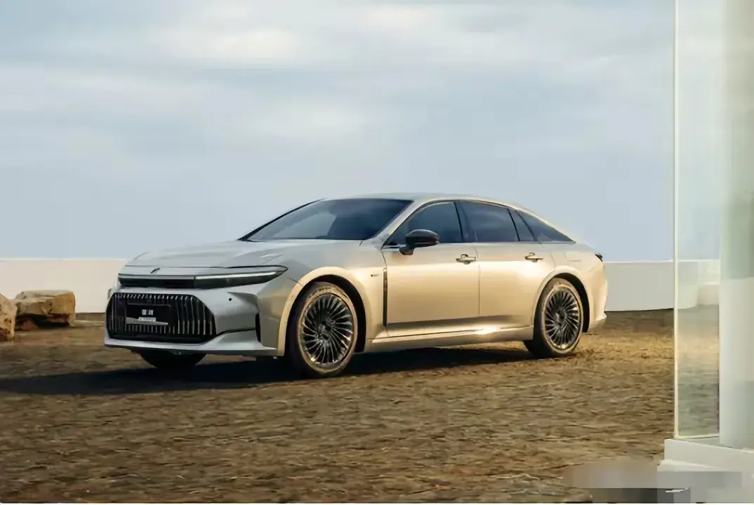 丰田全新中大型轿车上市，皇冠车标+埃尔法动力，命名皇冠Sedan