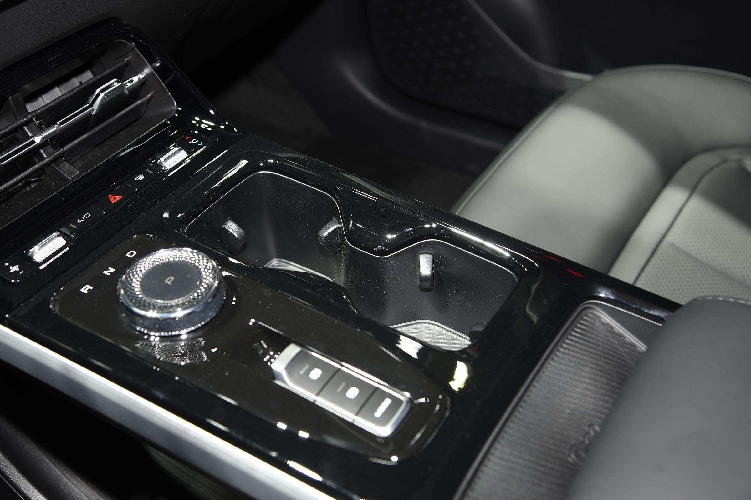 主打性价比，五菱星光EV正式上市，纯电中型车/售价9.98万元起