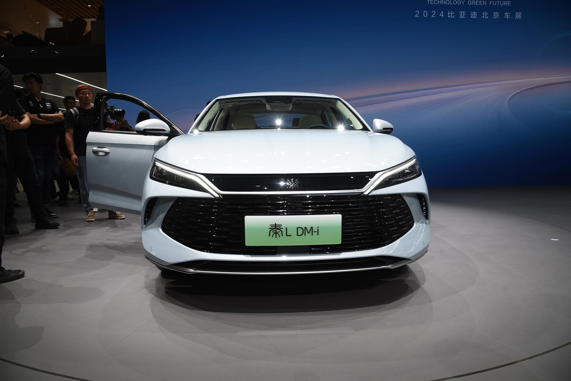 或竞争大众速腾，比亚迪秦L亮相2024北京车展，搭第五代混动技术