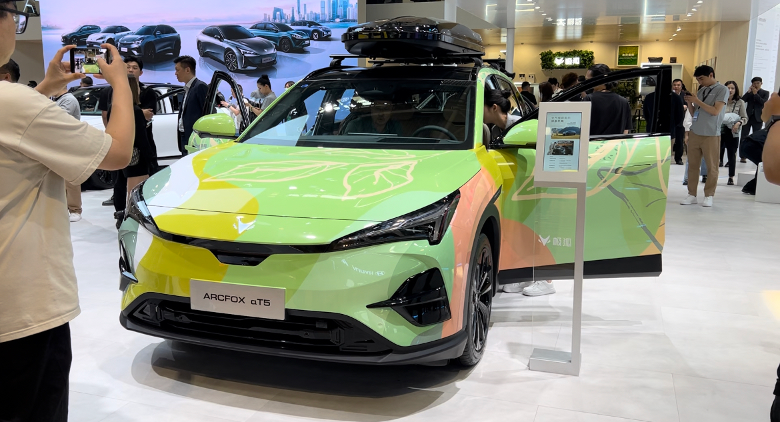 2024北京车展，“全优生”纯电SUV——极狐阿尔法T5踏春而来