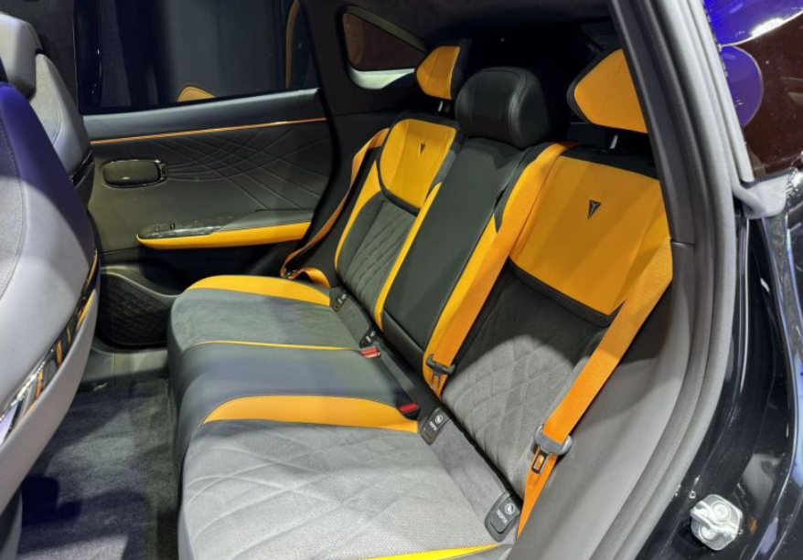 北京车展：深蓝S7黑金骑士版上市，金色装饰亮眼，二款车型可选！