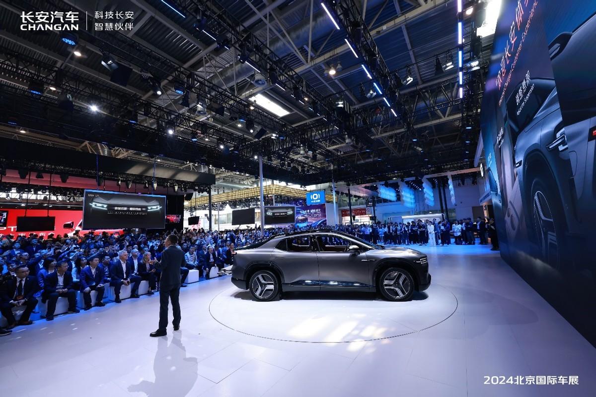 北京车展打响新汽车“第一枪”，长安开启“汽车机器人”时代