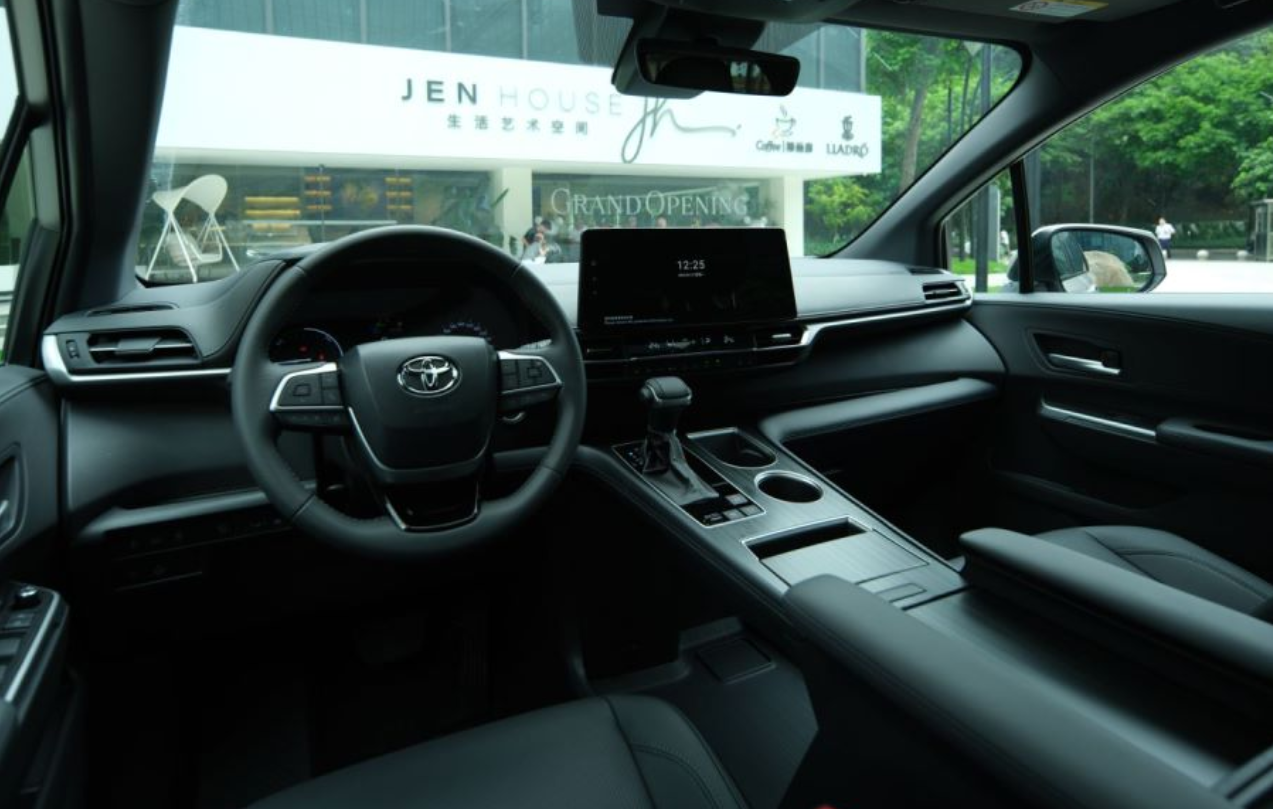 体验刚上市的新款丰田赛那，搭载四驱系统，有哪些改进？