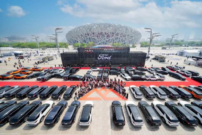 長安福特新能源北京車展鳥巢展5百位探險者集體交車驚動藍天救援