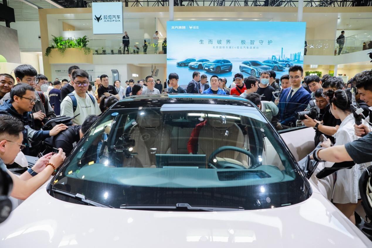 15-20万唯一搭载800V高压的纯电轿车，阿尔法S5闪耀北京车展