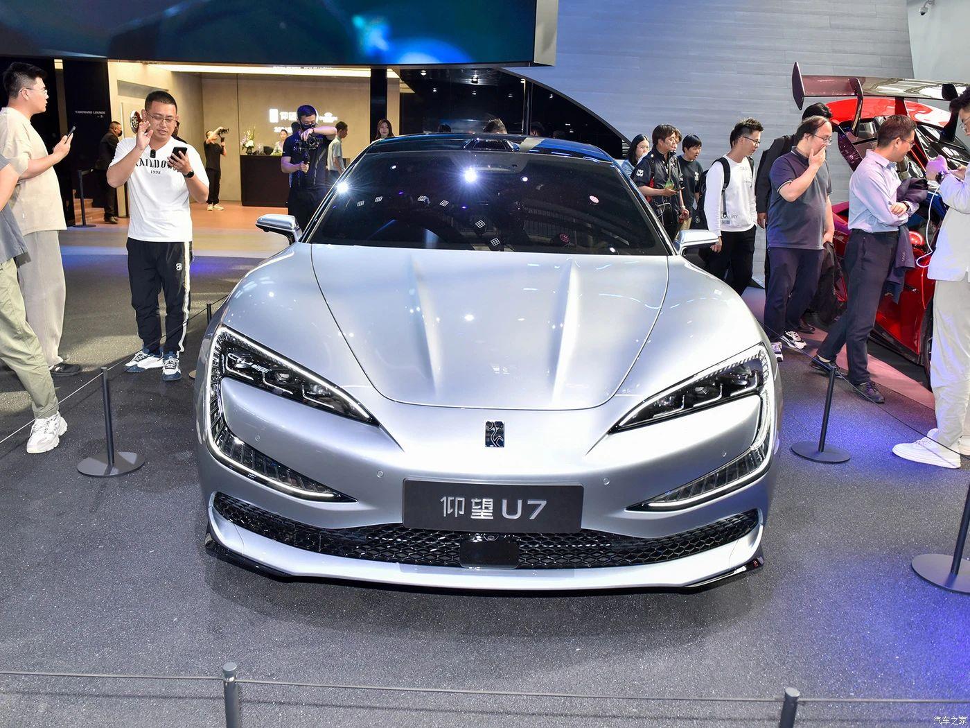 2024北京車展：仰望U7，四電機(jī)四驅(qū)，原地掉頭！