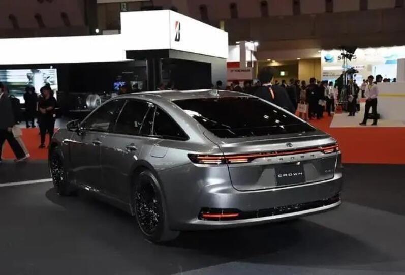 2024北京车展，全新皇冠Sedan亮相，搭载2.5升混动系统
