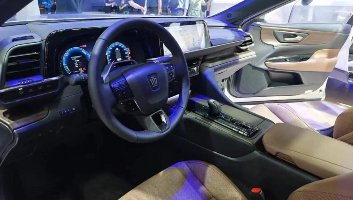 2024北京车展，全新皇冠Sedan亮相，搭载2.5升混动系统