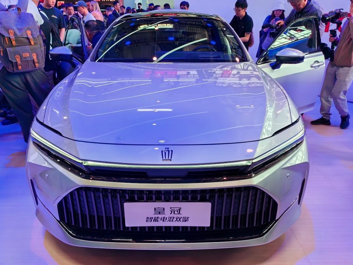 29.9萬起 車長超5米 原裝進(jìn)口的全新皇冠競爭力如何？
