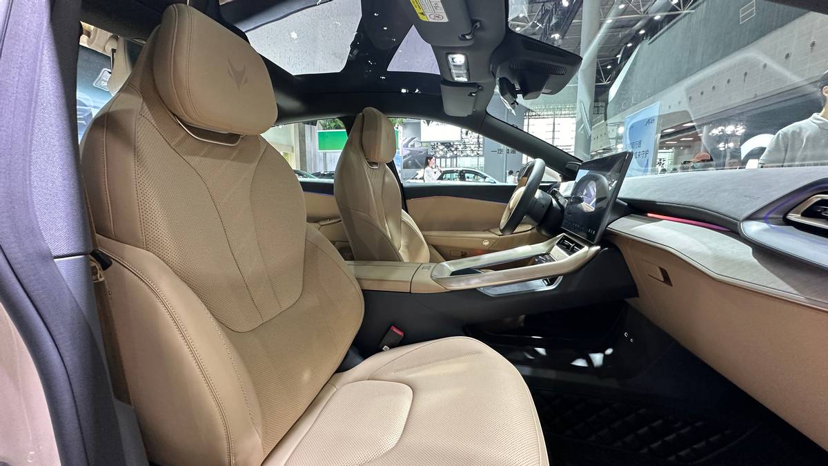 “与辉同行专属座驾“阿尔法S5限时预售权益价格17.48万元起