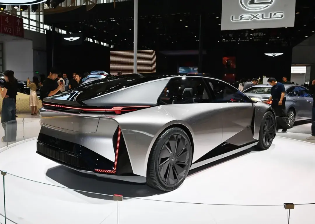 2024北京车展：雷克萨斯LF-ZC概念车，四门四座，车内10块屏
