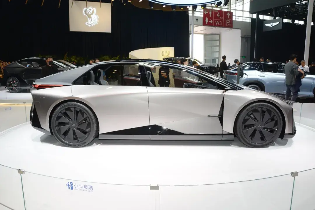 2024北京车展：雷克萨斯LF-ZC概念车，四门四座，车内10块屏