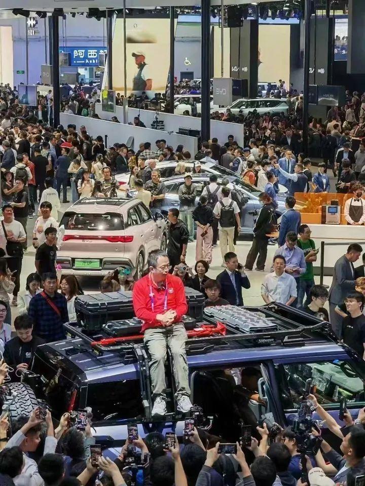 “紅衣教主”現(xiàn)身車展，想不到這波流量竟然被猛士接到了！
