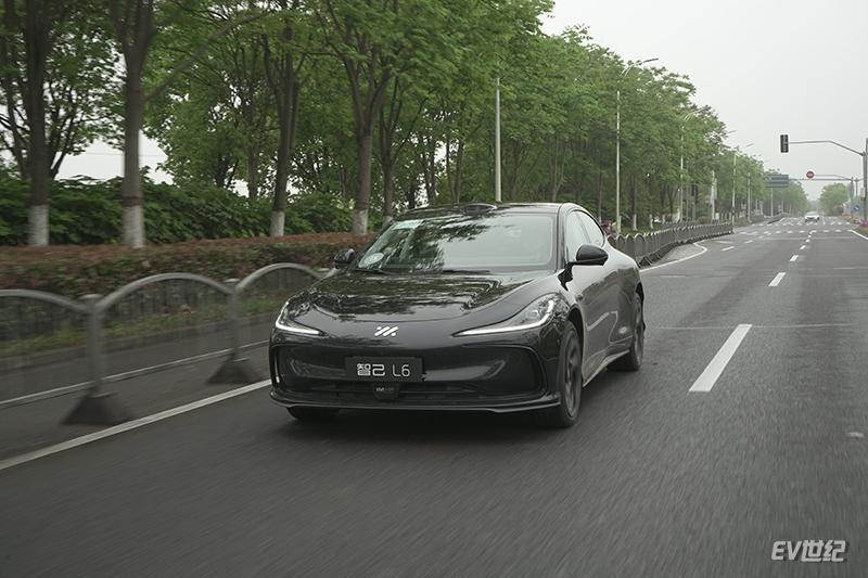 智己L6智驾体验：高速平趟、城区内90％不用接管