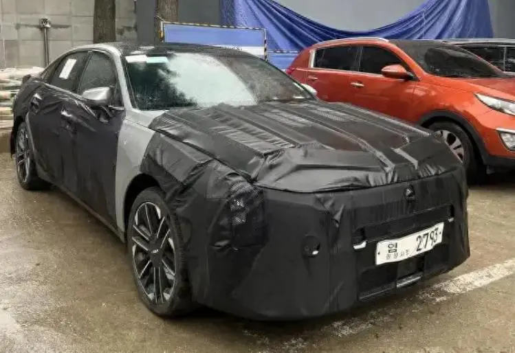 全新版起亞K8偽裝實車曝光