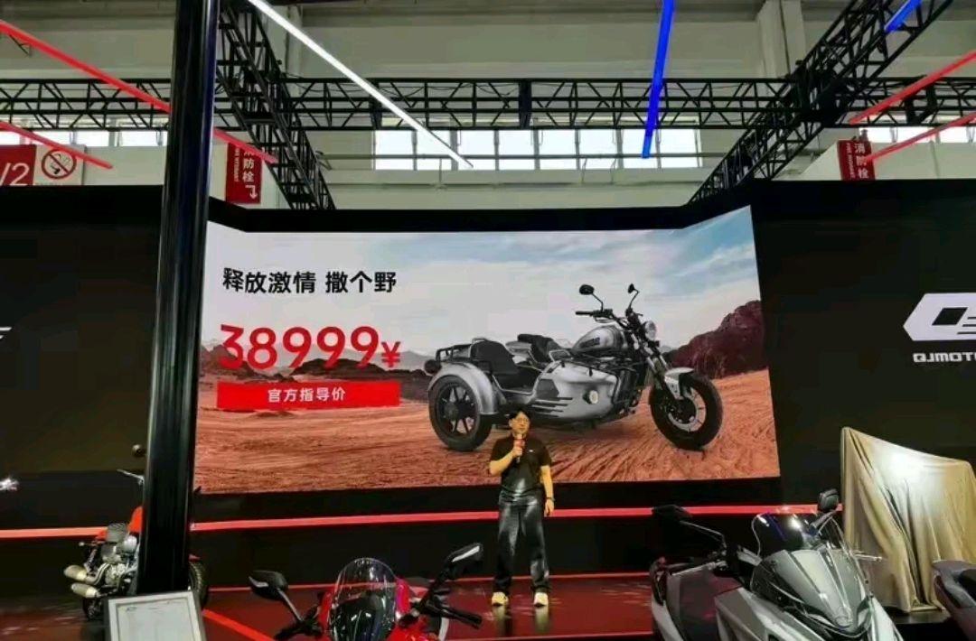 QJMOTOR闪500+边三轮摩托上市，售价38999元，你觉得这价格如何？