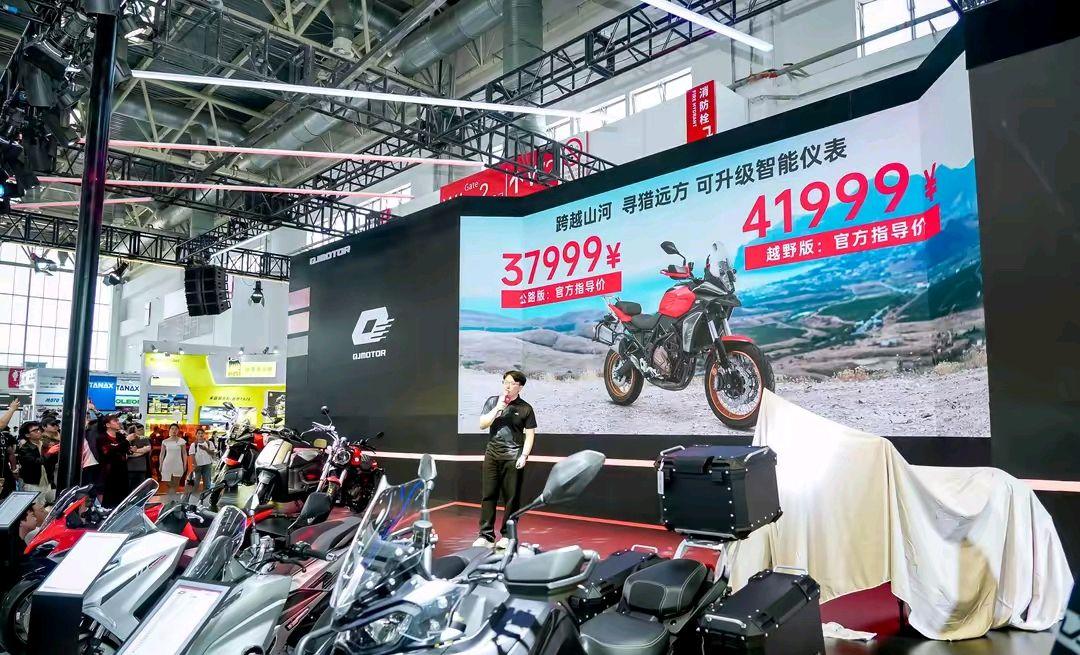 QJMOTOR骁700S于北京摩托车展上市，推出两款车型，售价37999元起