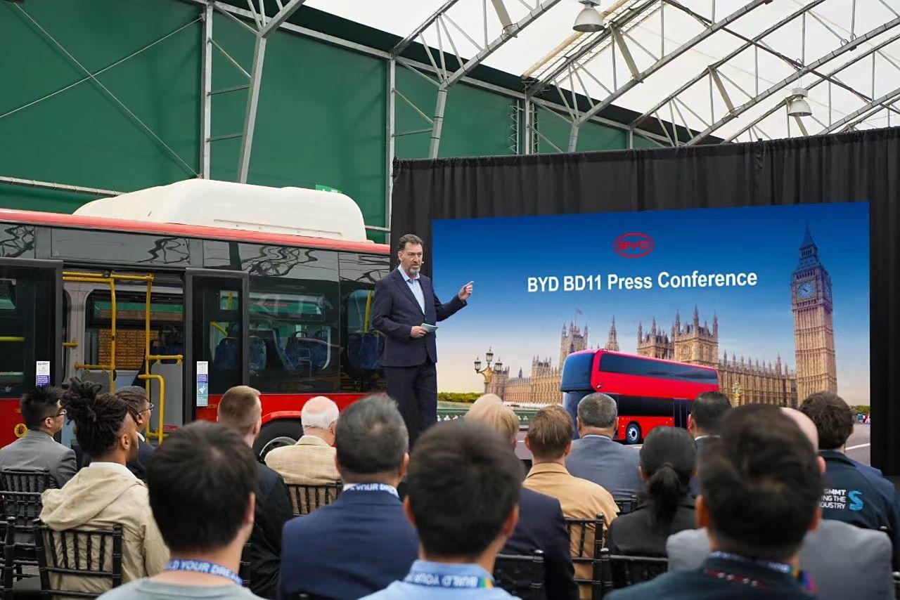 比亚迪在伦敦发布新一代刀片电池底盘双层巴士，续航可达643公里