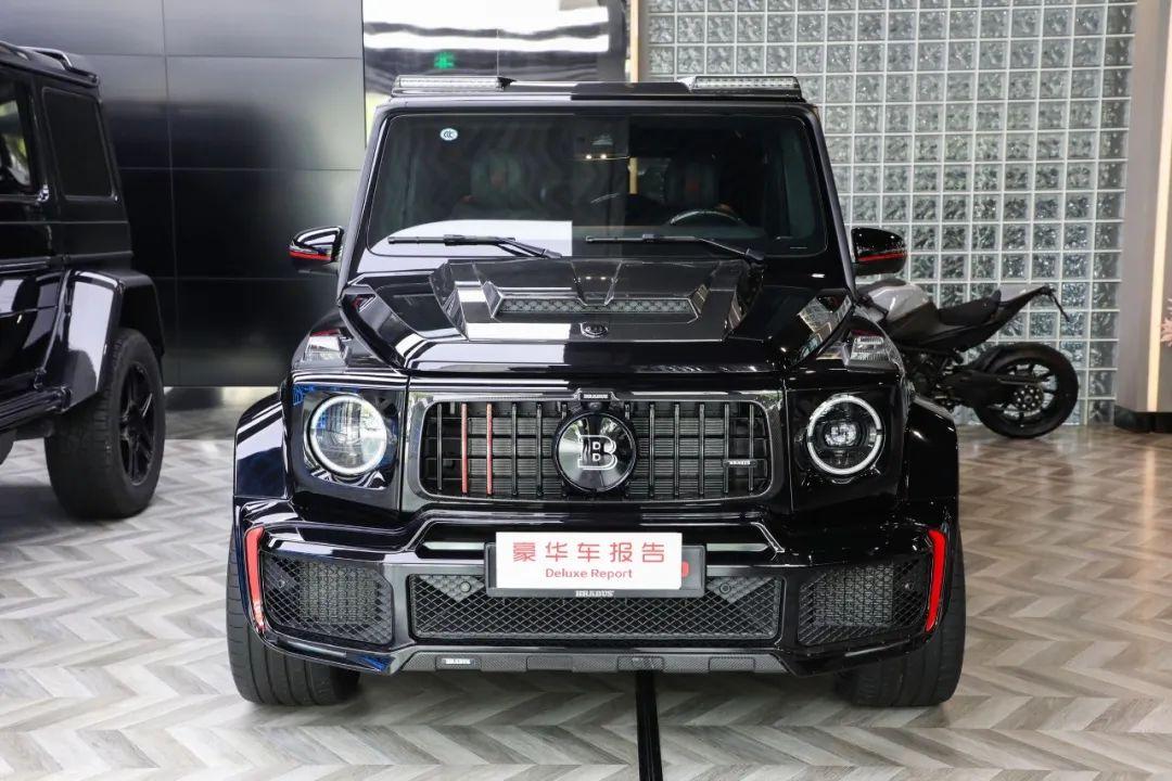 千万豪车终极对决：BRABUS G800 VS 劳斯莱斯库里南Black Badge版。